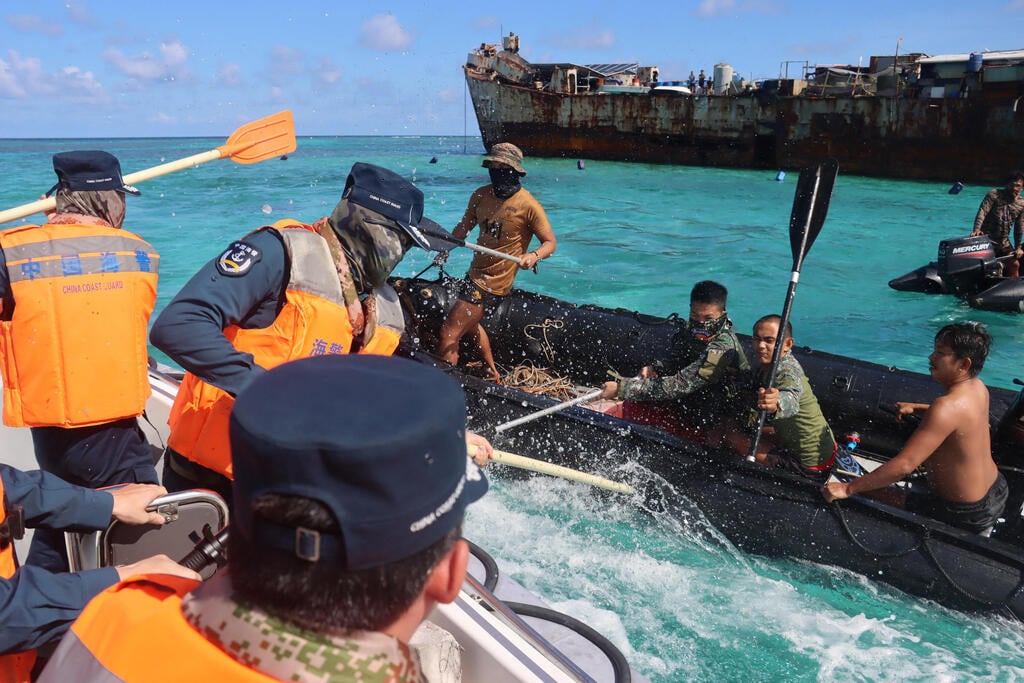 Chinese coast guard hits Philippine sailor (Photo: cnsphoto via REUTERS) Chinese coast guard hits Philippine sailor
