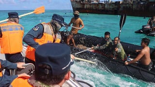 Chinese coast guard hits Philippine sailor