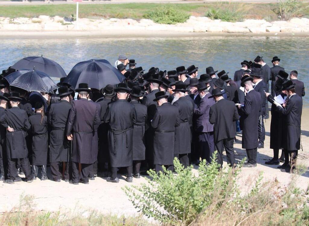 חרדים מטיילים בבין הזמנים. ידנו המושטת לא פגשה יד אחות חרדים מטיילים בבין הזמנים. ידנו המושטת לא פגשה יד אחות