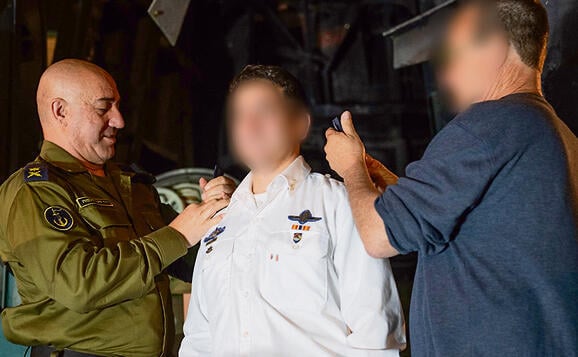 בטקס קבלת הדרגה. “רציתי לצוללות אבל לא בגלל סבא, אלא כי זו הפעילות הכי מסווגת" בטקס קבלת הדרגה. “רציתי לצוללות אבל לא בגלל סבא, אלא כי זו הפעילות הכי מסווגת"