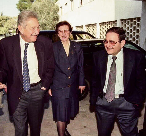 פרופ' שלמה משיח (מימין) עם עזר וראומה ויצמן (צילום: ארכיון שיבא) פרופ' שלמה משיח (מימין) עם עזר וראומה ויצמן