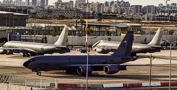 מטוסים אמריקאים בנתב"ג (Dedi Hayun, REUTERS) מטוסים אמריקאים בנתב"ג