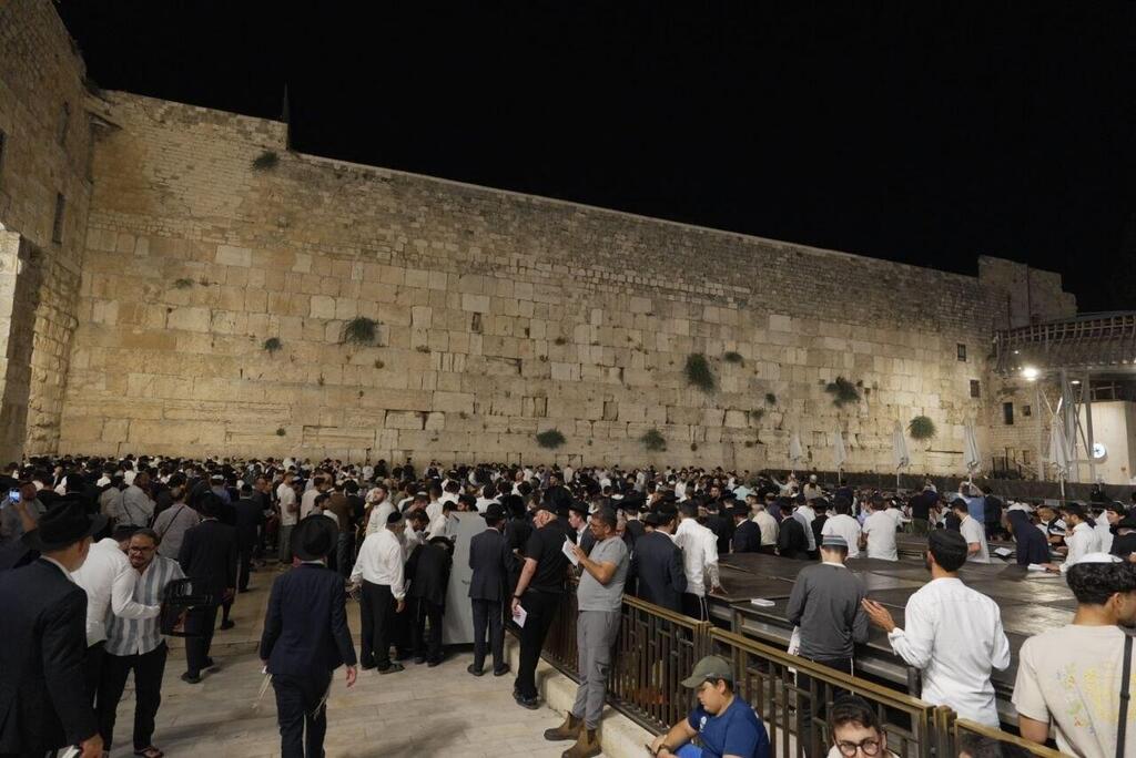 צילום: אלכס גמבורג המונים ברחבת הכותל המערבי
