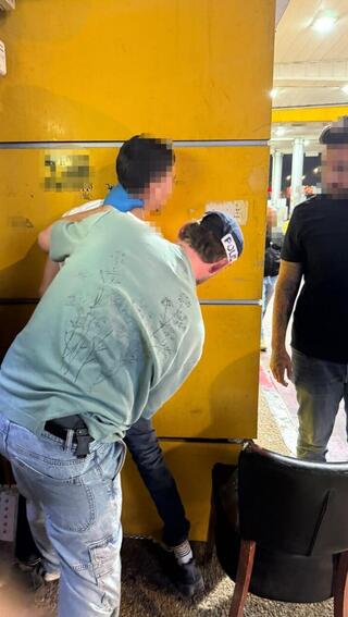 הלילה: רימון הלם הושלך לעבר בניין מגורים ברמת גן, שני חשודים נעצרו