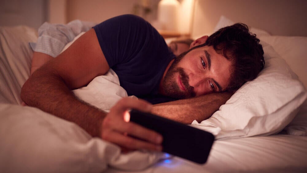 Start adopting a screen-free half-hour before bed (Photo: Shutterstock) הפרעות שינה