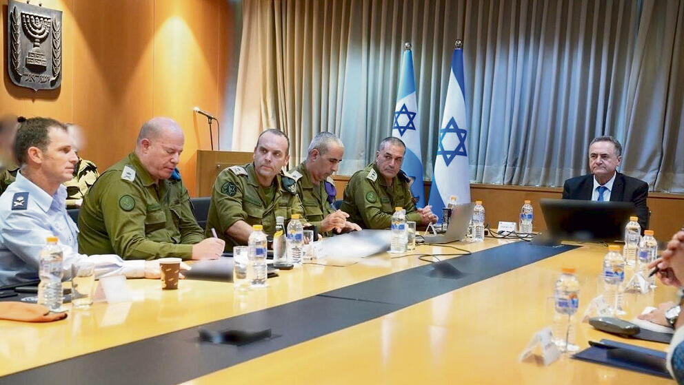 נערכים לכל האפשרויות. שר הביטחון ישראל כ"ץ בהערכת מצב עם צמרת צה"ל, אמש