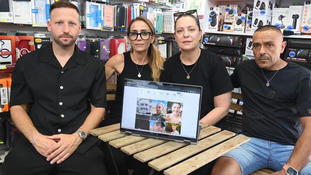 בני משפחתו של סמ"ר אוהד דהן ז"ל לצד כהן (משמאל). "החזיר לנו את האוויר לנשימה" (צילום: הרצל יוסף) בני משפחתו של סמ"ר אוהד דהן ז"ל לצד כהן (משמאל). "החזיר לנו את האוויר לנשימה"