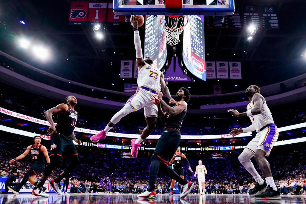 עכשיו הם חברים. לברון קולע מול פילי (צילום: AP Photo/Chris Szagola) לברון ואמביד