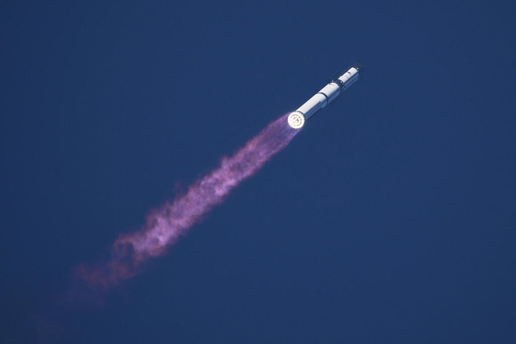 המשגר בדרך חזרה לים (צילום: AP Photo/Eric Gay) המשגר בדרך חזרה לים
