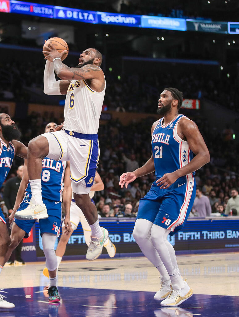 מיריבים לחברים. לברון ואמביד (Allen J. Schaben, Los Angeles Times via Getty Imag) מיריבים לחברים. לברון ואמביד