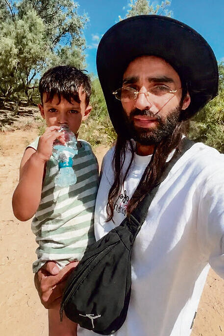 יובל בזרועותיו של טוויטו, שמצא אותו יובל בזרועותיו של טוויטו