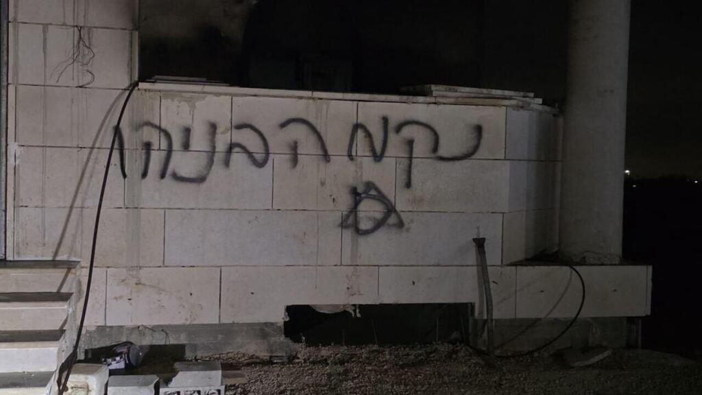 כתובות על מבנה המסגד בעיירה קוסרה כתובות על מבנה המסגד