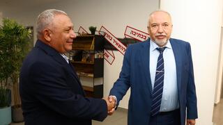אחרי העקיצות וה"פוילשטיקים": איזנקוט וליברמן ייפגשו