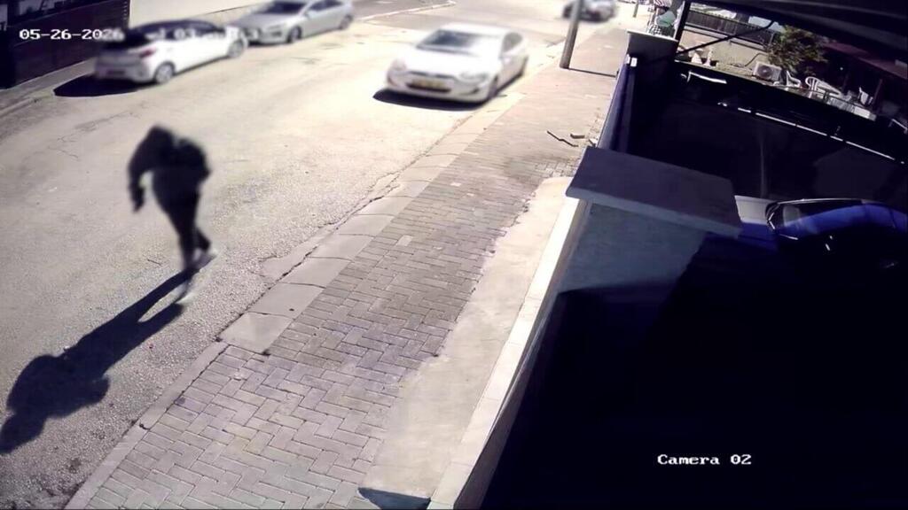 "זיהינו ע"פ מצלמות". תיעוד הטמנת מטען החבלה (צילום: דוברות המשטרה ) תיעוד מזירת הרצח בעפולה