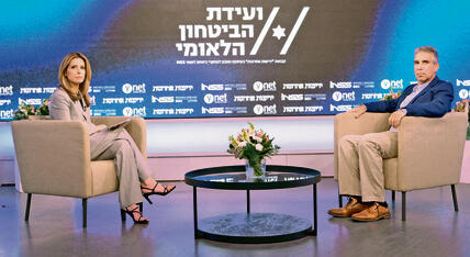 יובל אילון עם מנחת הוועידה שרון כידון