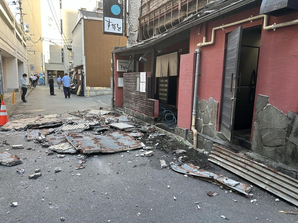 חלקי בניין שקרסו ברחוב בקיושו, הבוקר (צילום: JIJI PRESS / AFP) קיושו יפן רעידת אדמה