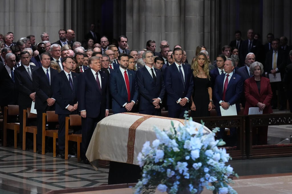 צילום: AP Photo/Jacquelyn Martin טראמפ ג'יי די ואנס טקס אשכבה ל לינדזי גרהאם ב קתדרלה הלאומית של וושינגטון ארה"ב