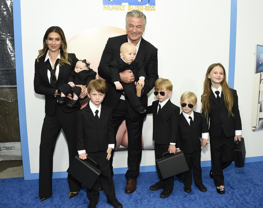 Alec Baldwin with his children (Photo: Evan Agostini/Invision/AP, File) אלק בולדווין עם ילדיו