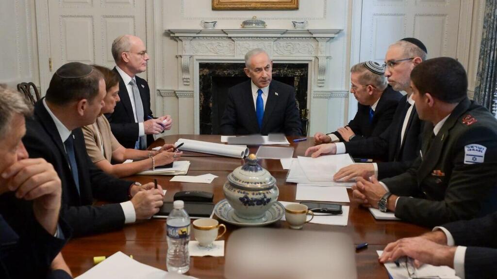 נתניהו וצוותו בהכנה לפגישה (צילום: מעיין טואף/ לע״מ) ראש הממשלה בנימין נתניהו וצוותו בהכנה לקראת הפגישה עם הנשיא טראמפ בבית הלבן