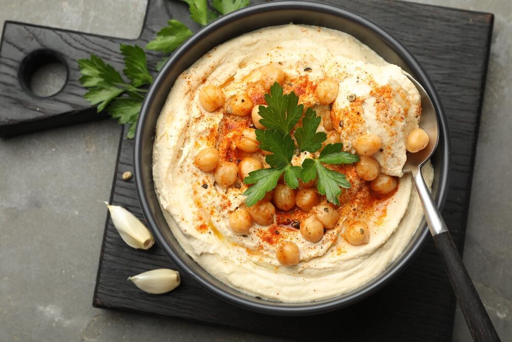 גם מנה טובה של חומוס יכולה לעזור (תמונה: Shutterstock/New Africa) מזונות לנשירת שיער