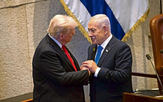 חום יוצא דופן. טראמפ מתקבל בישראל אחרי שחרור החטופים החיים האחרונים מידי חמאס, אוקטובר 2025