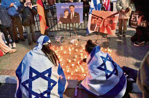 רצח במוזיאון היהודי. נרות לזכר הקורבנות | צילום: Jose Luis Magana, איי־פי (AP) רצח במוזיאון היהודי. נרות לזכר הקורבנות | צילום: Jose Luis Magana, איי־פי