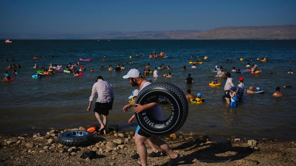 מתרחצים בכינרת (צילום: AP Photo/Ohad Zwigenberg) מתרחצים כינרת