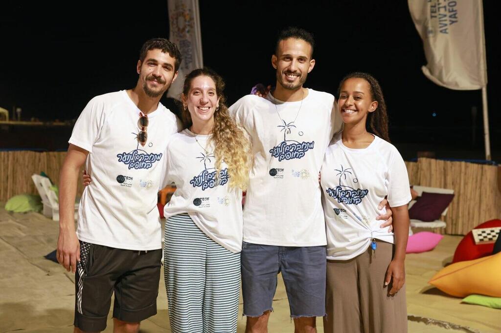 להיות במקום שבו הנערים והנערות מסתובבים ממילא. הצוות המטפל במתחם הלילה (צילום: דנה קופל) להיות במקום שבו הנערים והנערות מסתובבים ממילא. הצוות המטפל במתחם הלילה