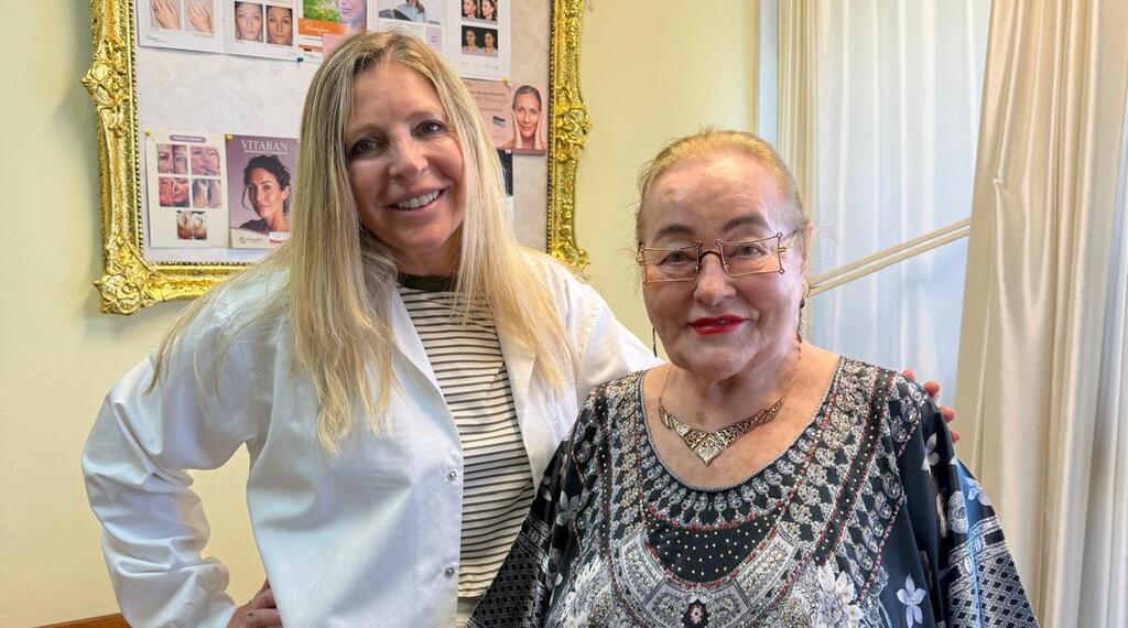 ד"ר להבית אקרמן לצד נחמה שורק, לאחר טיפול (צילום: יח"צ) נחמה לצד ד"ר להבית אקרמן