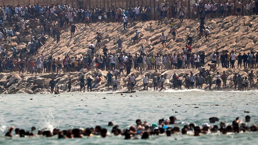 צילום: AP Photo/Antonio Sempere גבול ספרד מרוקו מהגרים נכנסים ל סאוטה