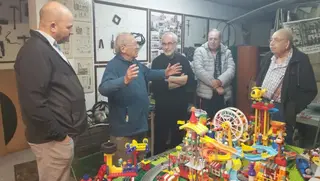 החולמים אחר השמש: הסיירת שבונה את היקום במרתף בראשון לציון