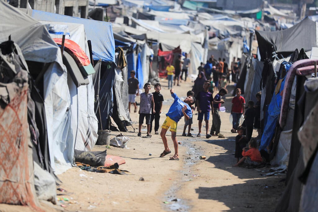 צילום: REUTERS/Dawoud Abu Alkas אוהלים בין ההריסות ברצועת עזה