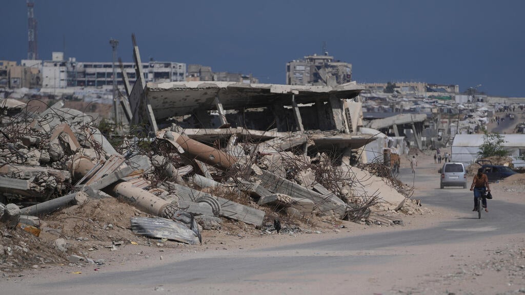 Gaza Strip rubble (Photo: Abdel Kareem Hana/AP) אוהלים בין ההריסות ברצועת עזה