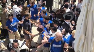 תיעוד דרמטי: מפגינים חרדים מנסים לפרוץ לבית הקפה החילוני בירושלים