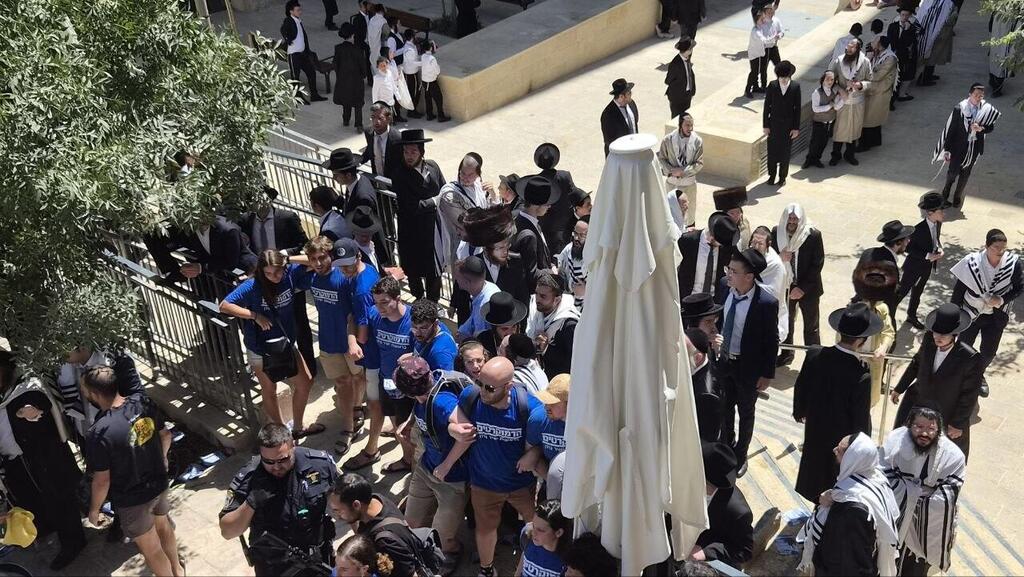 צילום: אלכס קולומויסקי שוטרים מפזרים הפגנת חרדים בקפה הסמטה בירושלים