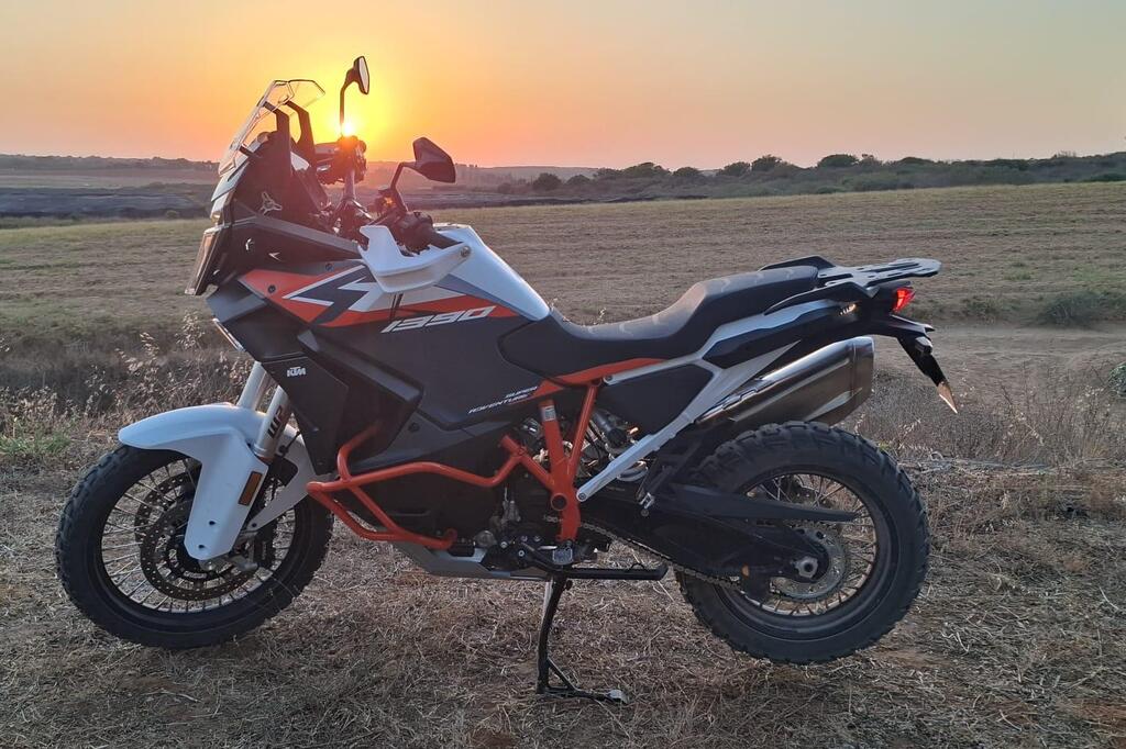 רכיבה ראשונה על ק.ט.מ 1390R סופר-אדוונצ'ר- כי דומה זה גם שונה