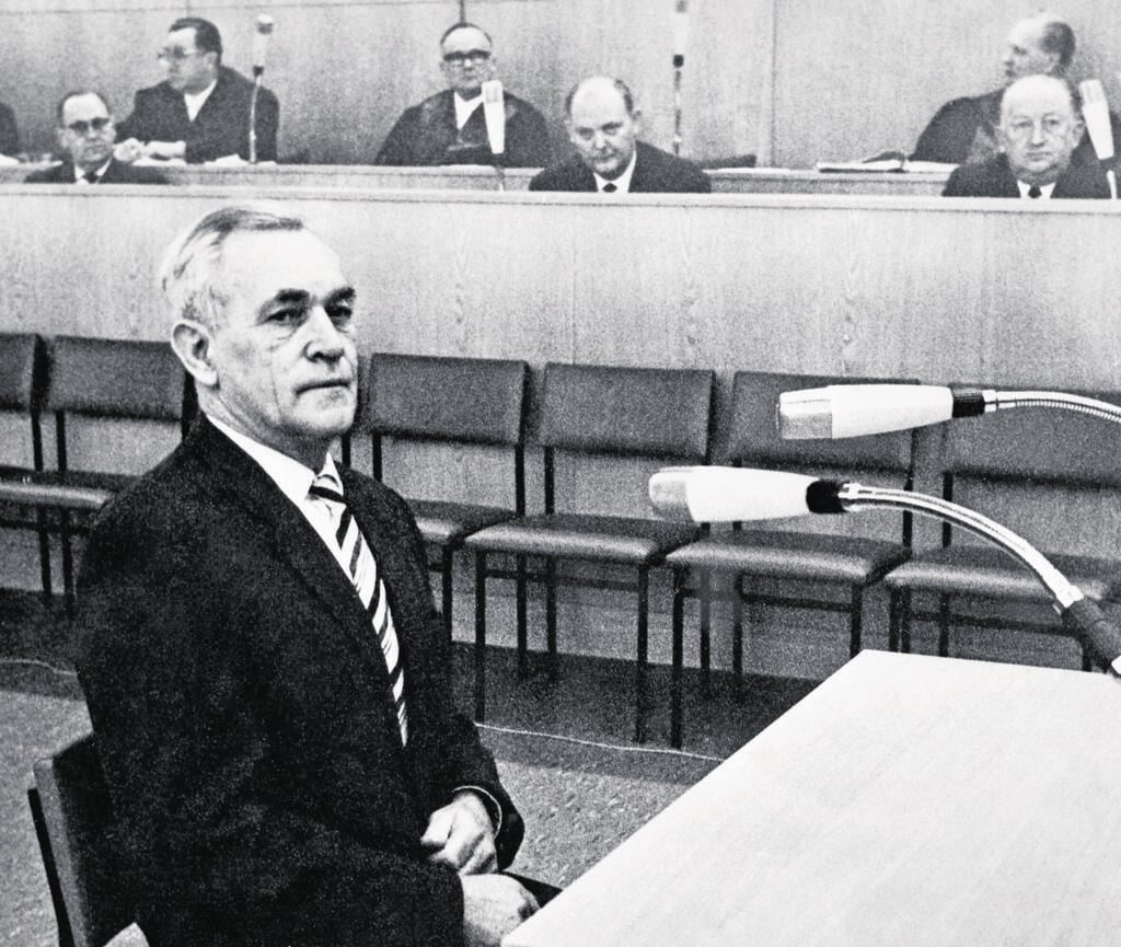 ד"ר הורסט שומאן מעיד בבית משפט בפרנקפורט, 1967 (צילום: Peter Hillebrecht/AP) ד"ר הורסט שומאן מעיד בבית משפט בפרנקפורט, 1967