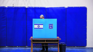 בנימין נתניהו מצביע במערכת הבחירות האחרונה