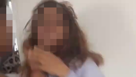 גררו מהשיער על הרצפה: צעירה מהצפון הוכתה באכזריות, התוקפות תיעדו – והפיצו