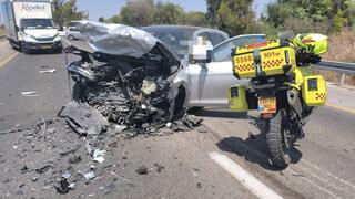 גבר נהרג בתאונה בין שני כלי רכב בכביש 42, צעירה נפצעה בינוני