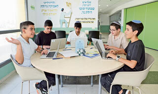תלמידים בתיכון אמית באשדוד. השיטה שונתה, גם הכיתה