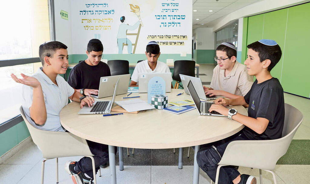 תלמידים בתיכון אמית באשדוד. השיטה שונתה, גם הכיתה (צילום: גדי קבלו) תלמידים בתיכון אמית באשדוד. השיטה שונתה, גם הכיתה
