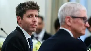 מימין: מנכ"ל אפל היוצא טים קוק, מנכ"ל OpenAI, סם אלטמן