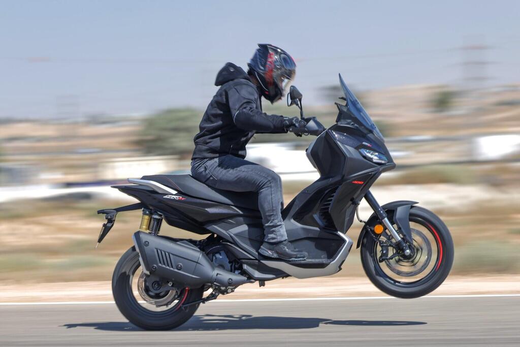 קטנוע אדוונצ'ר חדש בשכונה - אפריליה SRGT400