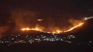 שריפות כתוצאה מתקיפות ארטילריה במג'דל זון בדרום לבנון