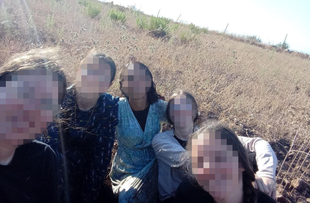 עבירה על החוק. הנערות בשטח לבנון, אתמול