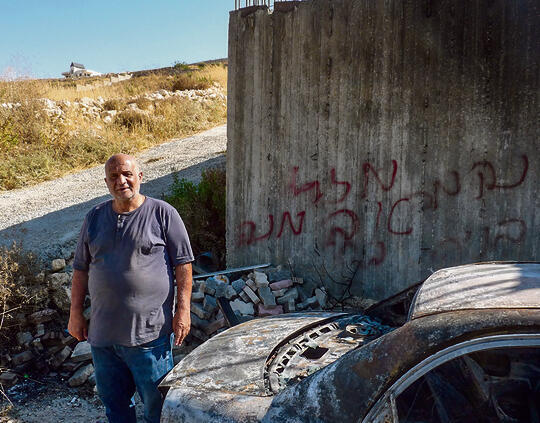 מה הם עושים. עליאן והמכונית | צילום: נחום ברנע