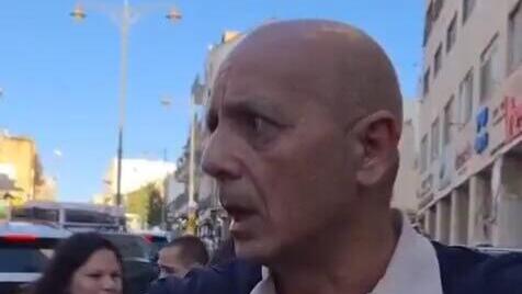 El padre de Shani Louk le gritó a Regev - y ella entró al coche: "Mi hija fue asesinada por culpa de ustedes"