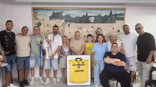 אוהדי מכבי ת"א הגיעו לחגוג יום הולדת למני לוי: "מרגש כל שנה" | צפו