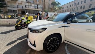 גבר התנגש עם רכבו בגדר בירושלים ונפצע באורח אנוש